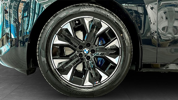 BMW iX 9 of 13