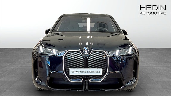 BMW iX 8 of 13