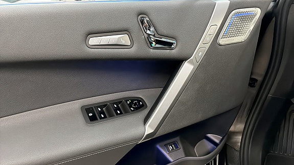 BMW iX 11 of 13