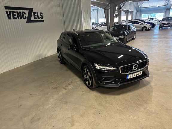 Volvo V60 Cross Country 2 of 5