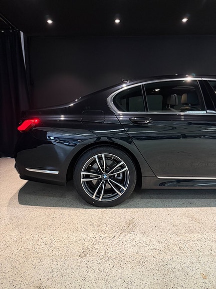 BMW 740d 8 of 23