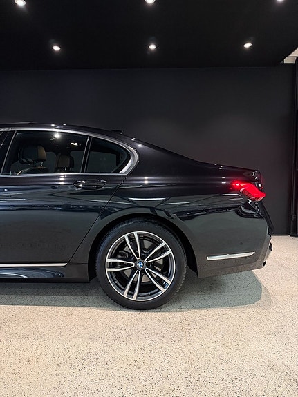 BMW 740d 4 of 5