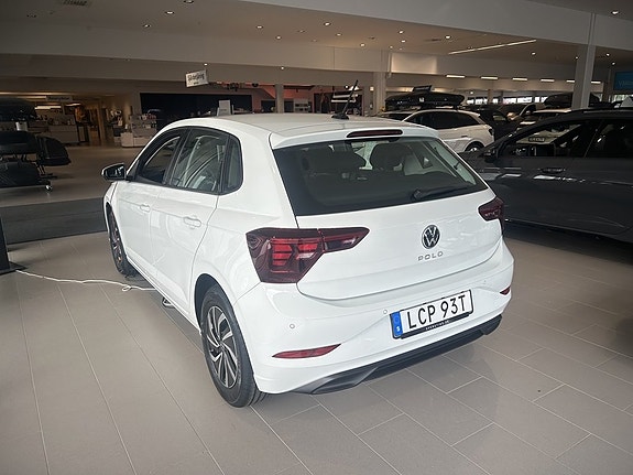 Volkswagen Polo 2 of 5