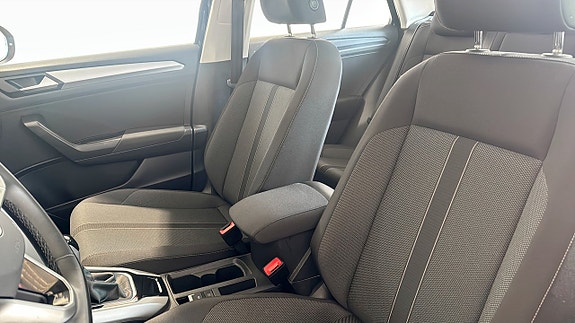 Volkswagen T-Roc 8 of 12