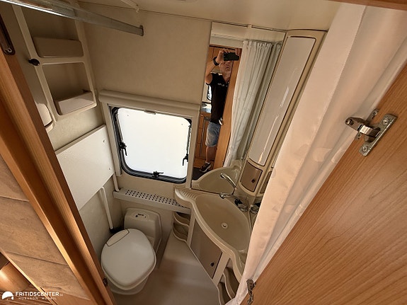 Adria Adora 563 PU *Alde Värme / Queensbed* Ränta 3.95% 18 of 21
