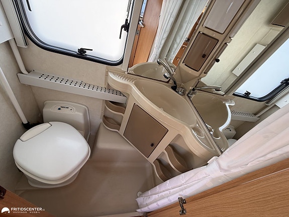 Adria Adora 563 PU *Alde Värme / Queensbed* Ränta 3.95% 19 of 21