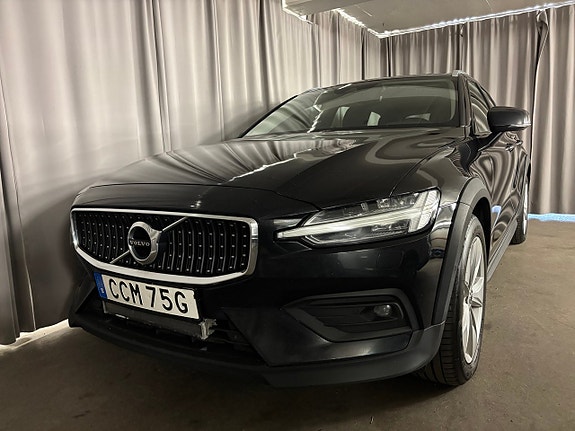 Volvo V60 Cross Country 2 of 5