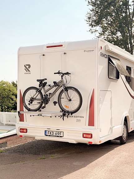 Rimor SWEDEN EDITION Evo 95 PLUS, 12 månaders garanti, 5 färdplatser, B-körkort, Automat, Cykelställ, stort garage, elektrisk taksäng, nyservad, backkamera, 7 bäddplatser. 16 of 30