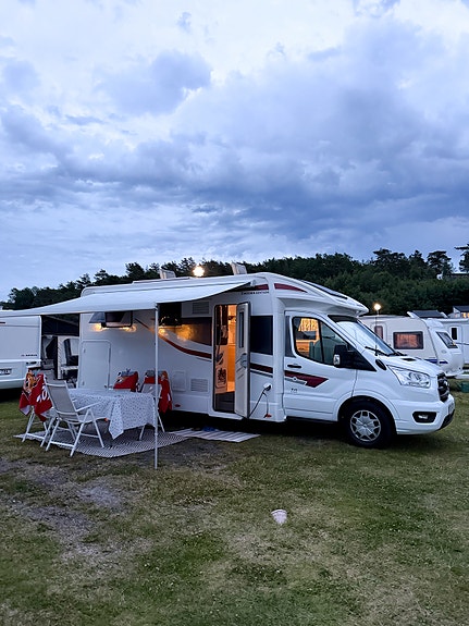 Rimor SWEDEN EDITION Evo 95 PLUS, 12 månaders garanti, 5 färdplatser, B-körkort, Automat, Cykelställ, stort garage, elektrisk taksäng, nyservad, backkamera, 7 bäddplatser. 18 of 30