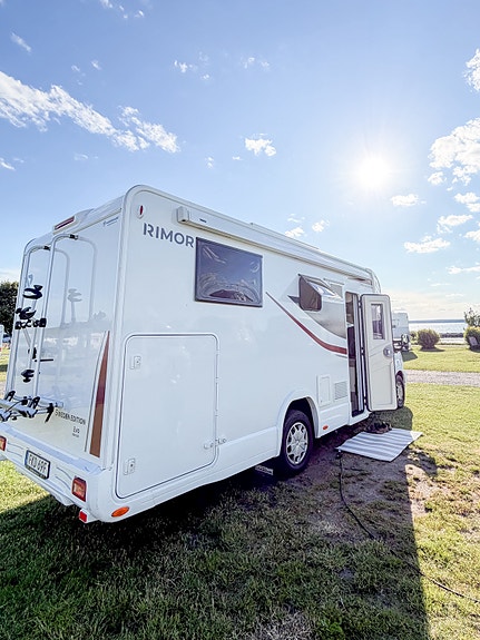 Rimor SWEDEN EDITION Evo 95 PLUS, 12 månaders garanti, 5 färdplatser, B-körkort, Automat, Cykelställ, stort garage, elektrisk taksäng, nyservad, backkamera, 7 bäddplatser. 17 of 30
