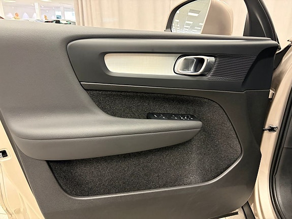 Volvo XC40 4 of 5
