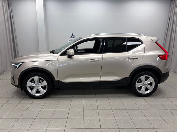 Volvo XC40 2 of 5