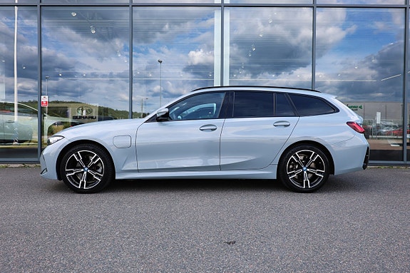 BMW 330e 4 of 5