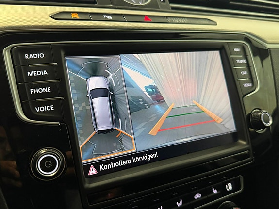 Volkswagen Passat Alltrack 17 of 30
