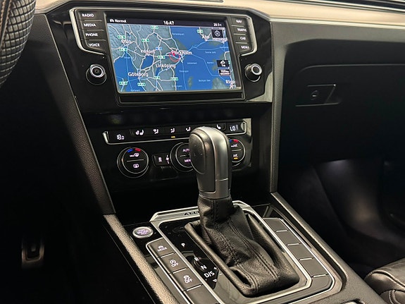 Volkswagen Passat Alltrack 23 of 30