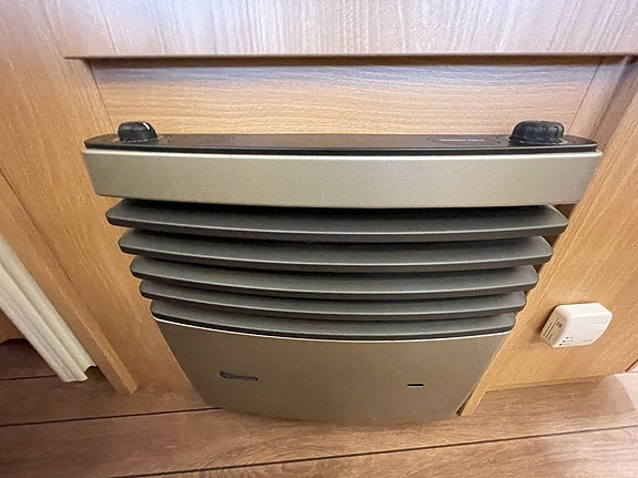 Knaus Sudwind Silver Selection / Truma/4 bäddar/ 1500 kg 12 of 13