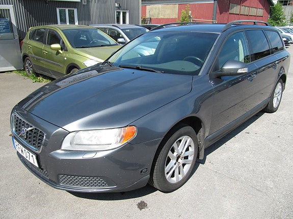 Volvo V70 3 of 5