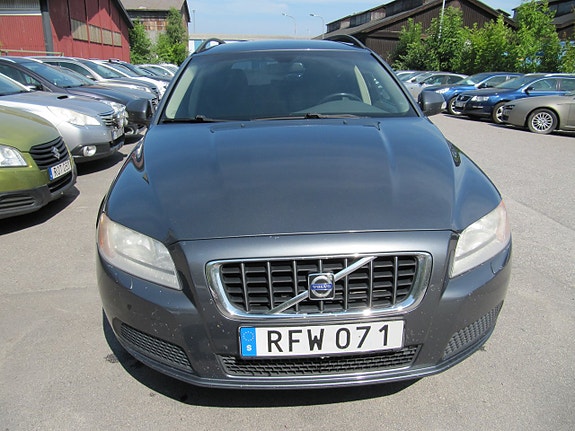 Volvo V70 2 of 5