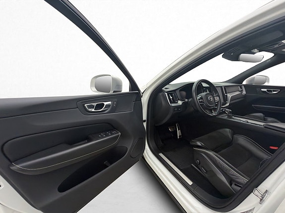Volvo XC60 11 of 30