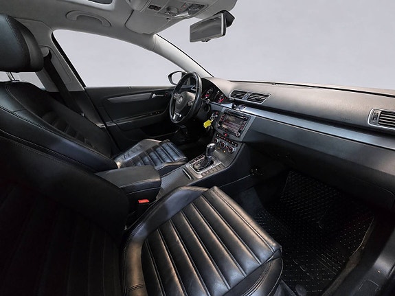 Volkswagen Passat 13 of 24