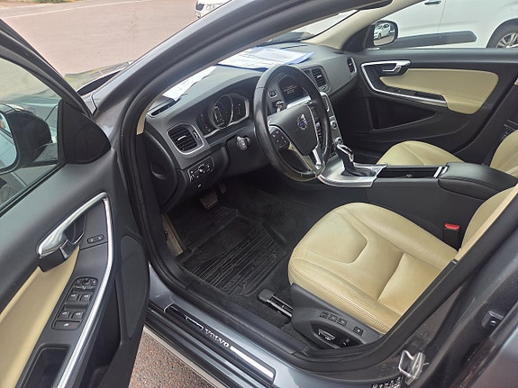Volvo V60 Cross Country 2 of 4