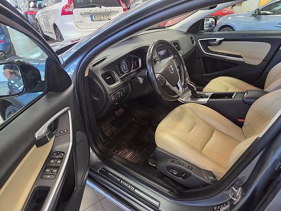 Volvo V60 Cross Country 2 of 26