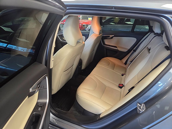 Volvo V60 Cross Country 4 of 26