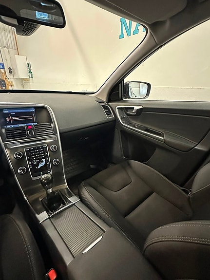 Volvo XC60 15 of 17