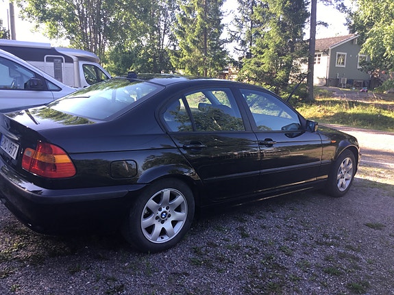 BMW 325Xi 2 of 4