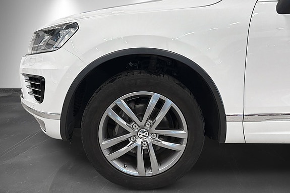 Volkswagen Touareg 2 of 5