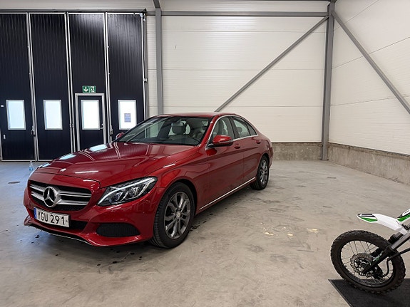 Mercedes-Benz C300 2 of 5