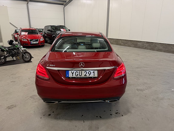 Mercedes-Benz C300 4 of 5