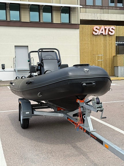 Greatwhite DLX 330 ALU RIB + Trailer 2 of 5