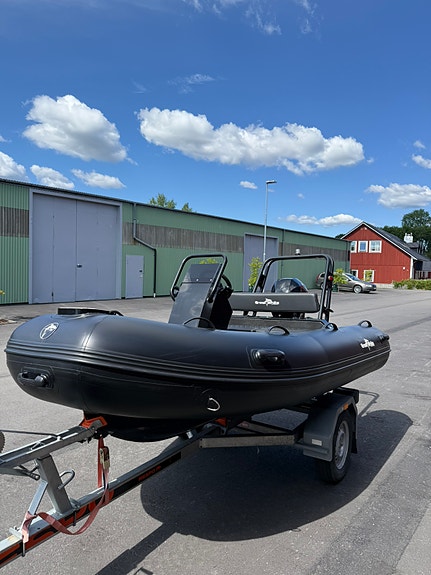 Greatwhite DLX 330 ALU RIB + Trailer 4 of 5