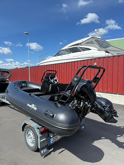 Greatwhite DLX 330 ALU RIB + Trailer 3 of 5