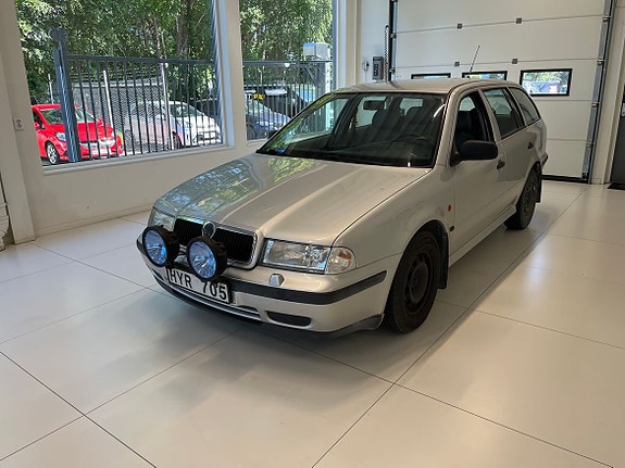 Skoda Octavia 2 of 5