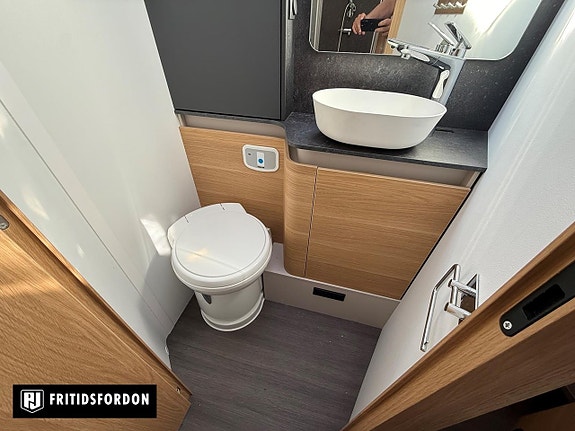 Adria Coral 670 SC *Queenbed* 1700 mil 10 of 19