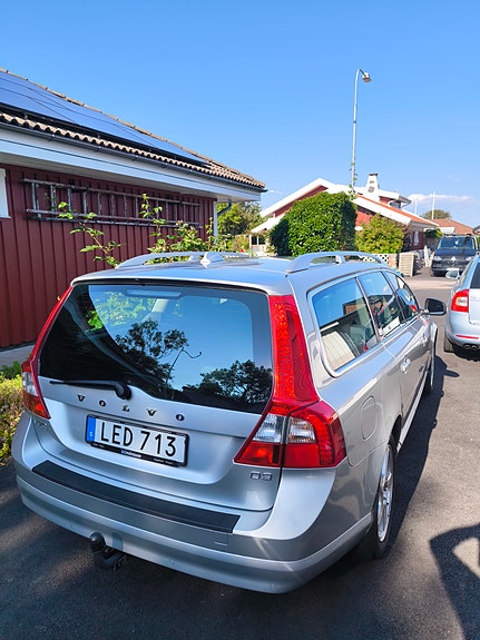 Volvo V70 2 of 5