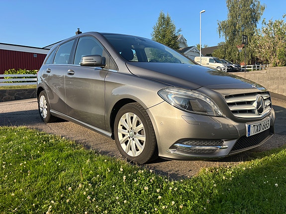 Mercedes-Benz B180 2 of 5