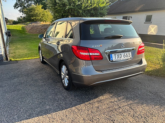 Mercedes-Benz B180 4 of 5