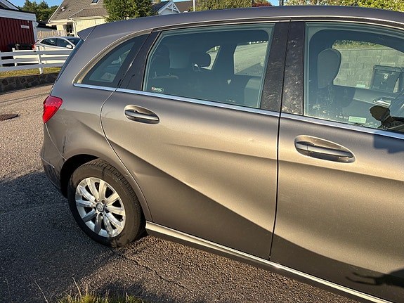Mercedes-Benz B180 3 of 5
