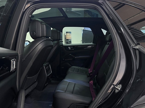 Porsche Cayenne 17 of 30