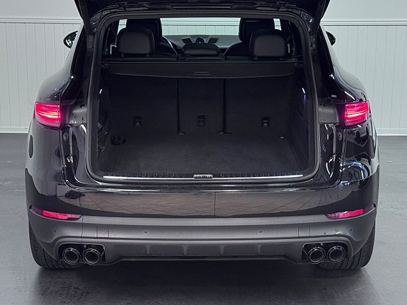 Porsche Cayenne 10 of 30