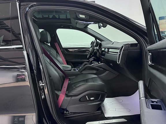 Porsche Cayenne 16 of 30