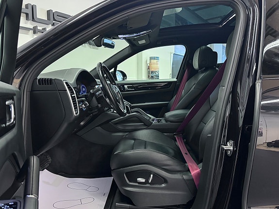 Porsche Cayenne 14 of 30