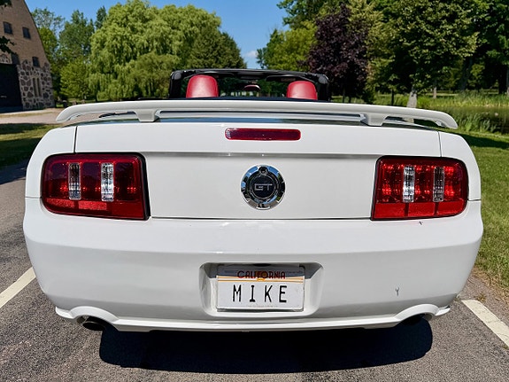Ford Mustang 2 of 5