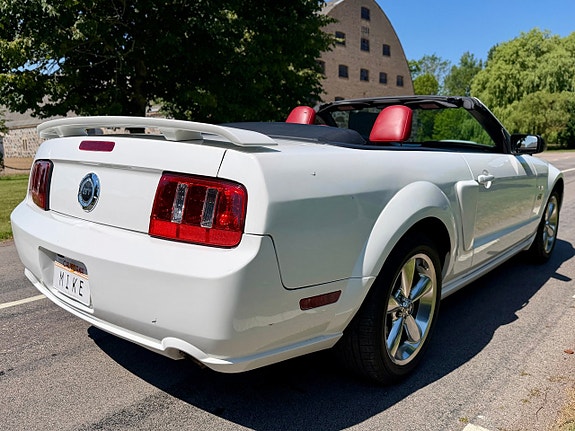 Ford Mustang 3 of 5