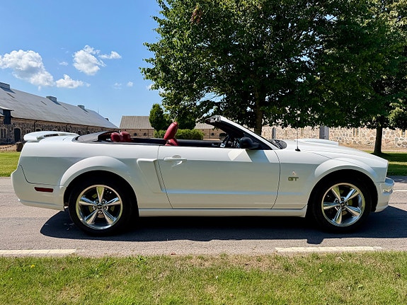 Ford Mustang 4 of 5