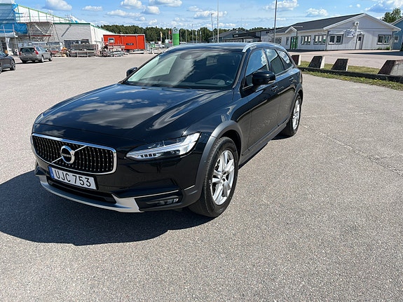 Volvo V90 Cross Country 2 of 5