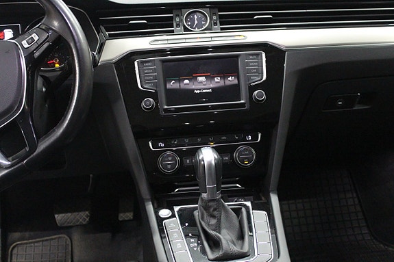 Volkswagen Passat 9 of 16